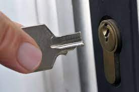KEY SPINNIG IN DOOR LOCK ADEL